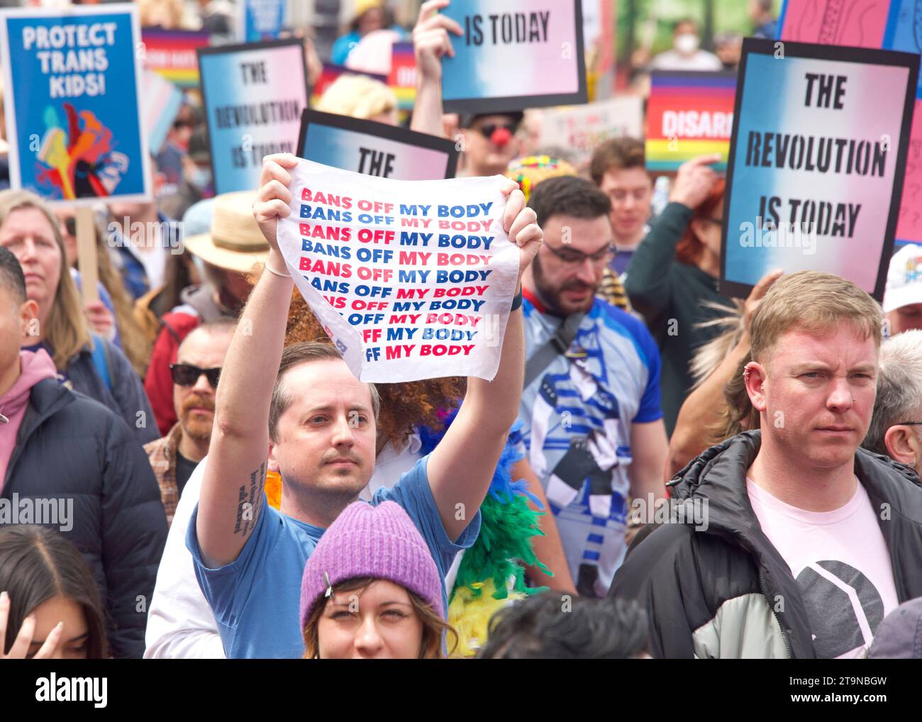 San Francisco, KALIFORNIEN - 8. April 2023: Teilnehmer des Drag Up Fight Back Protestes marschieren vom Civic Center zum Union Square. Halten Sie Schilder. Stockfoto
