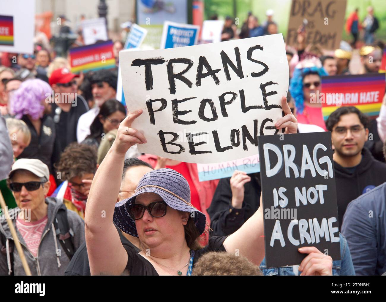 San Francisco, KALIFORNIEN - 8. April 2023: Teilnehmer des Drag Up Fight Back Protestes marschieren vom Civic Center zum Union Square. Halten Sie Schilder. Stockfoto