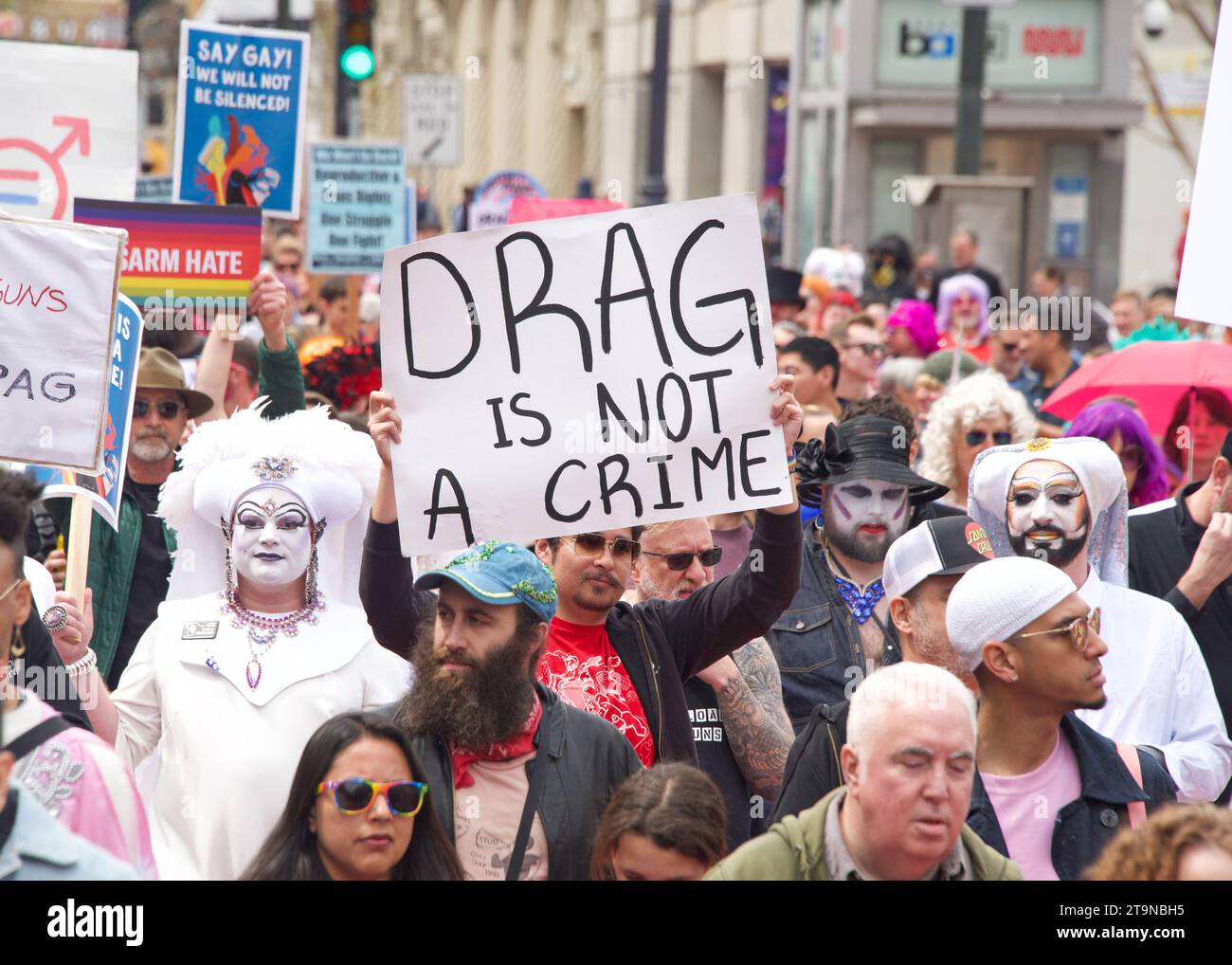 San Francisco, KALIFORNIEN - 8. April 2023: Teilnehmer des Drag Up Fight Back Protestes marschieren vom Civic Center zum Union Square. Halten Sie Schilder. Stockfoto