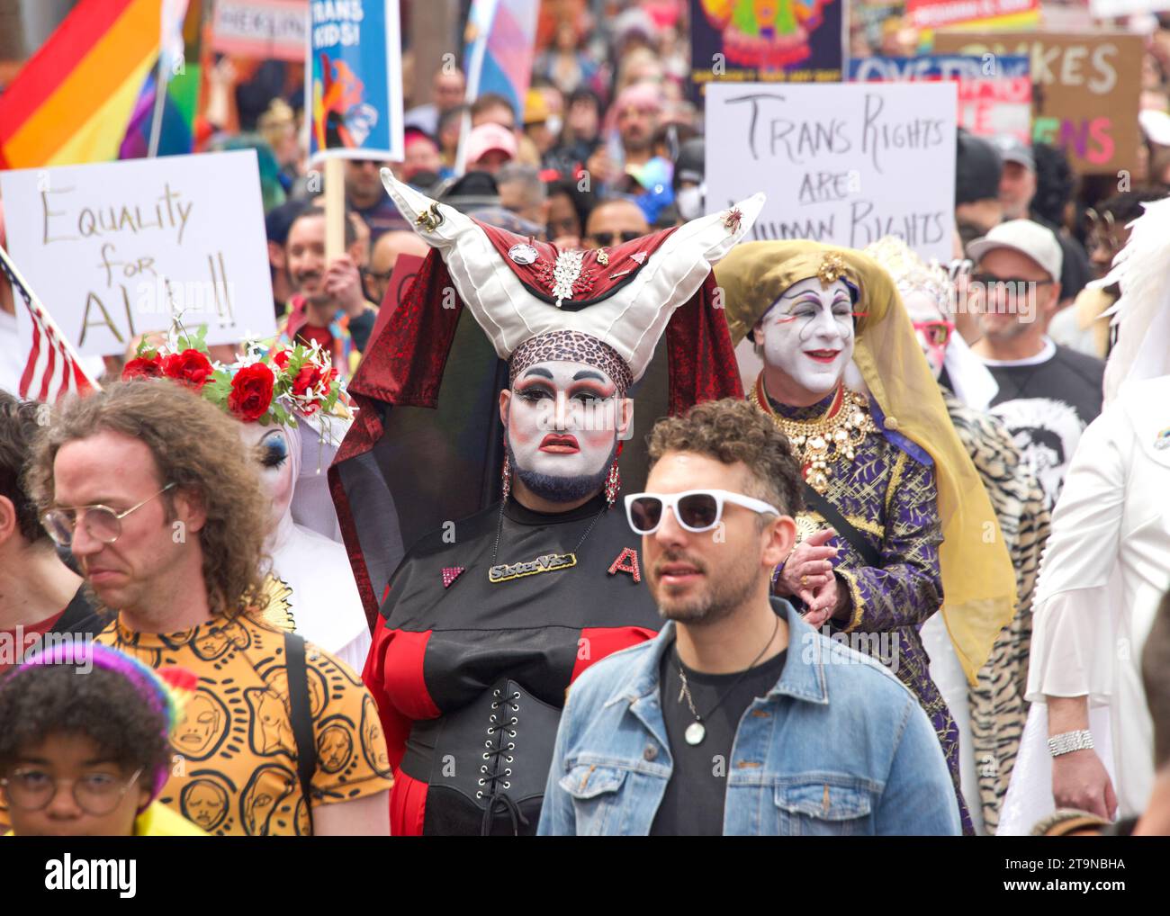San Francisco, KALIFORNIEN - 8. April 2023: Teilnehmer des Drag Up Fight Back Protestes marschieren vom Civic Center zum Union Square. Halten Sie Schilder. Stockfoto