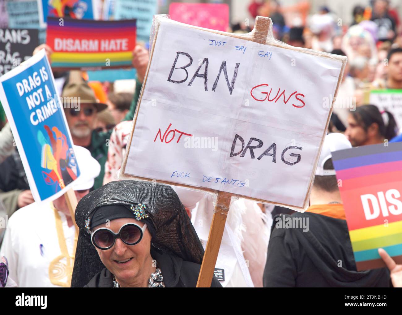 San Francisco, KALIFORNIEN - 8. April 2023: Teilnehmer des Drag Up Fight Back Protestes marschieren vom Civic Center zum Union Square. Halten Sie Schilder. Stockfoto