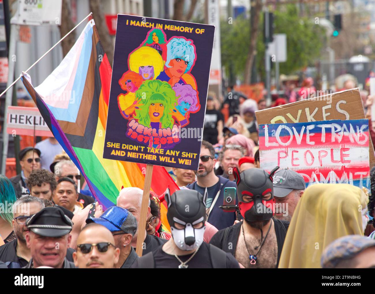 San Francisco, KALIFORNIEN - 8. April 2023: Teilnehmer des Drag Up Fight Back Protestes marschieren vom Civic Center zum Union Square. Halten Sie Schilder. Stockfoto