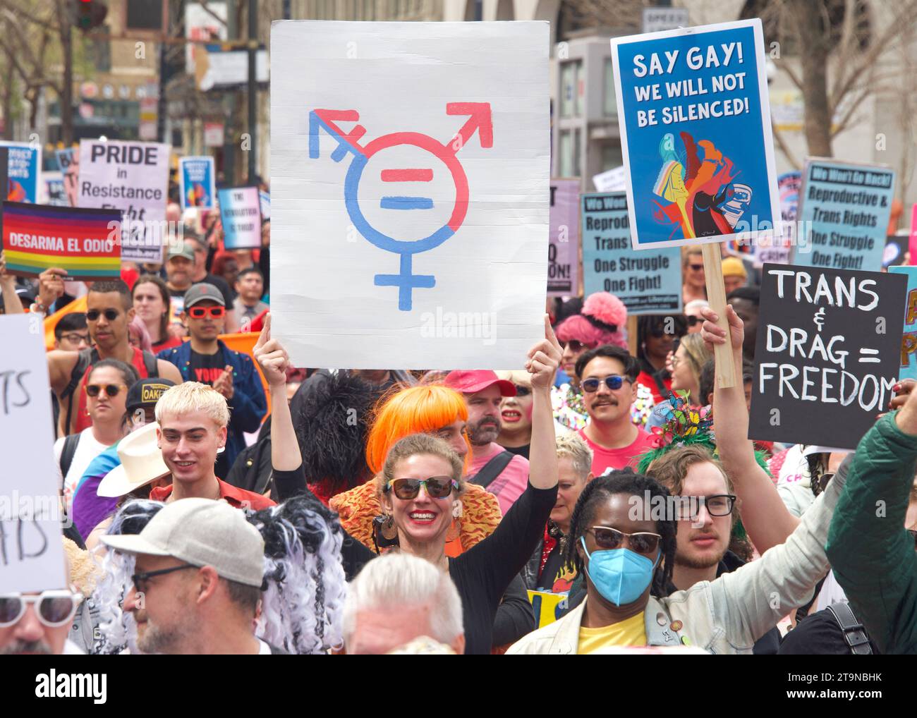 San Francisco, KALIFORNIEN - 8. April 2023: Teilnehmer des Drag Up Fight Back Protestes marschieren vom Civic Center zum Union Square. Halten Sie Schilder. Stockfoto