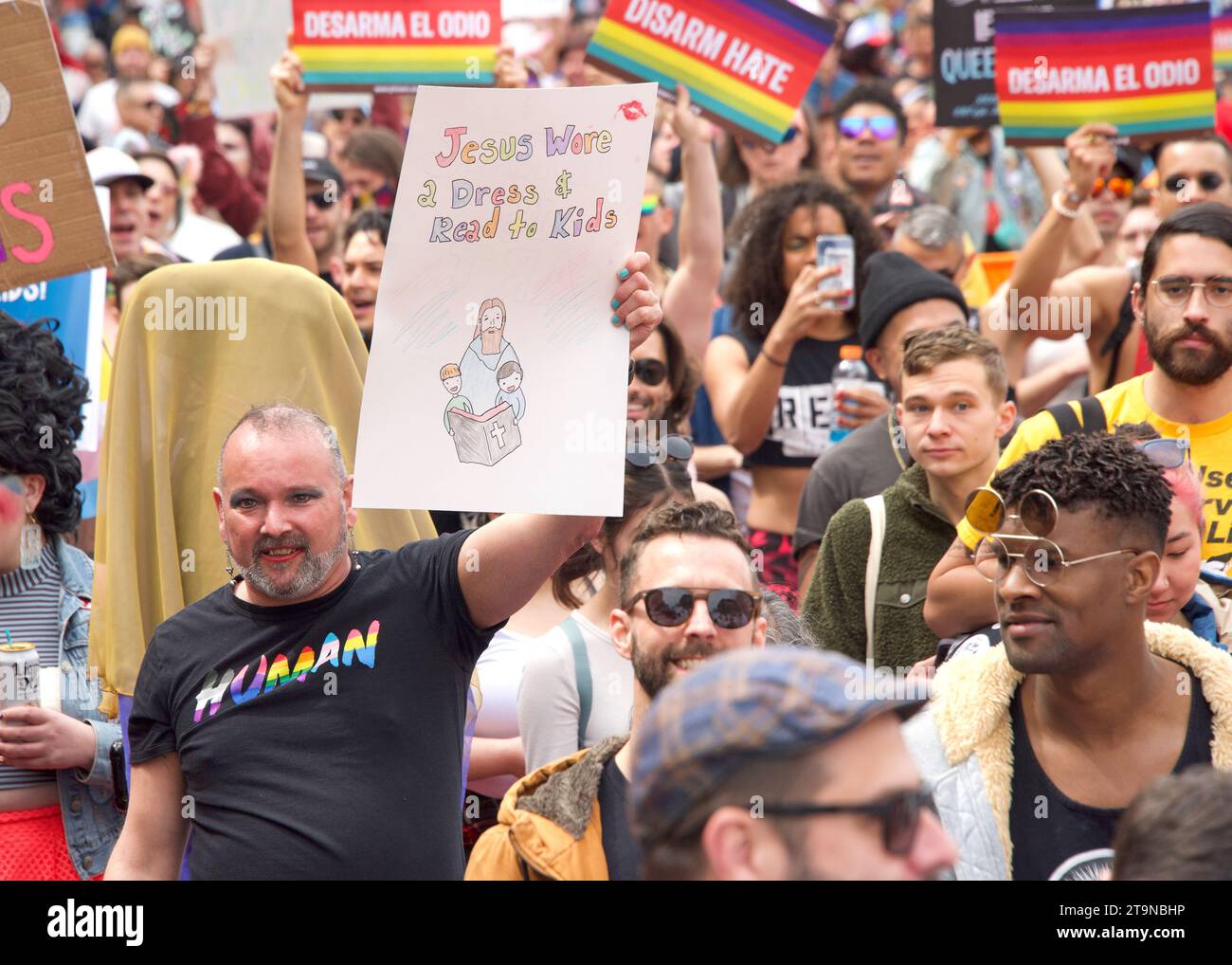 San Francisco, KALIFORNIEN - 8. April 2023: Teilnehmer des Drag Up Fight Back Protestes marschieren vom Civic Center zum Union Square. Halten Sie Schilder. Stockfoto