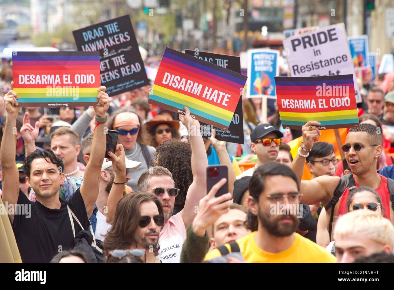 San Francisco, KALIFORNIEN - 8. April 2023: Teilnehmer des Drag Up Fight Back Protestes marschieren vom Civic Center zum Union Square. Halten Sie ein Schild, UM HASS ZU ENTWAFFNEN Stockfoto