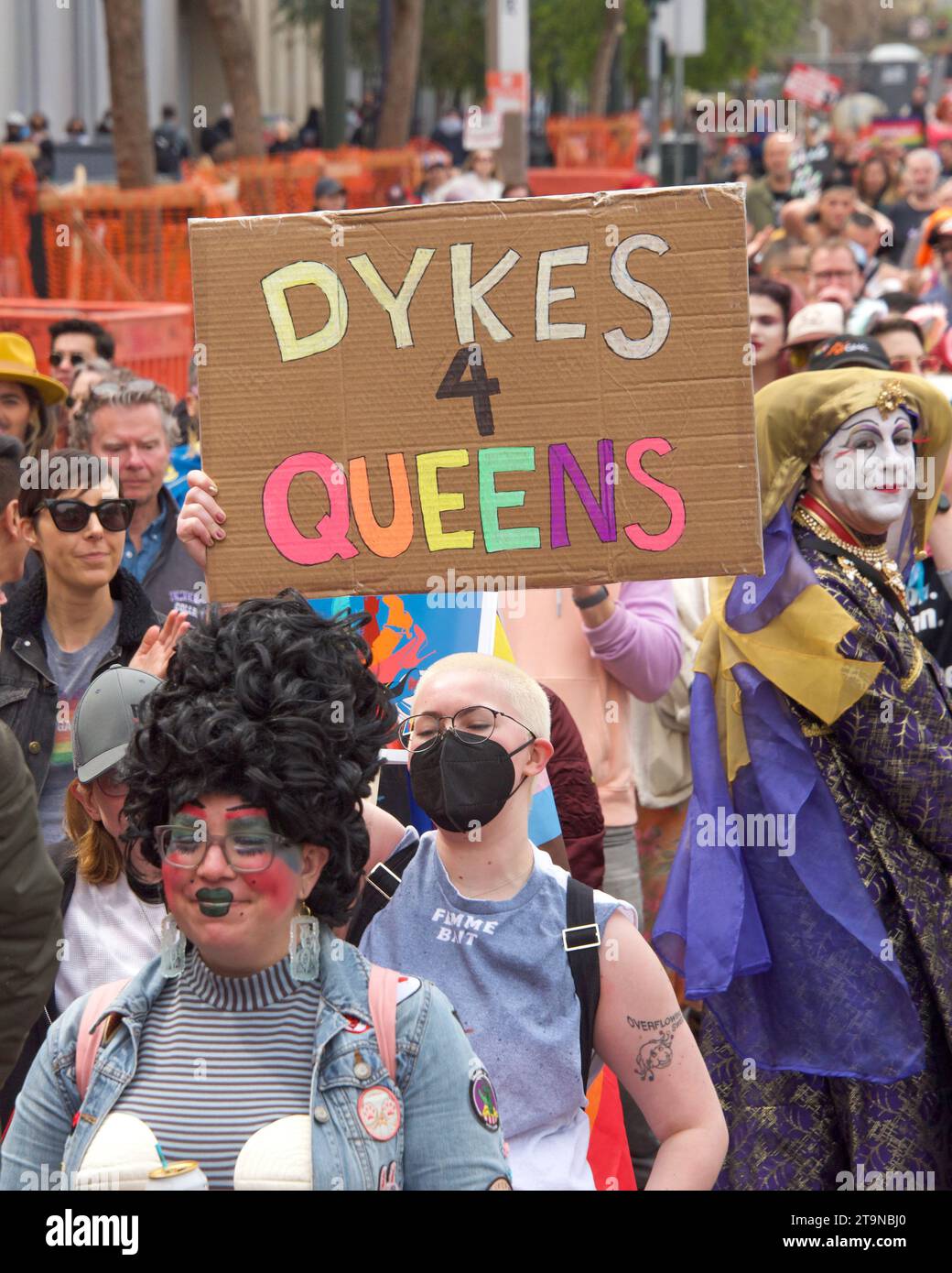 San Francisco, KALIFORNIEN - 8. April 2023: Teilnehmer des Drag Up Fight Back Protestes marschieren vom Civic Center zum Union Square. Halten Sie Schilder und Chanti Stockfoto