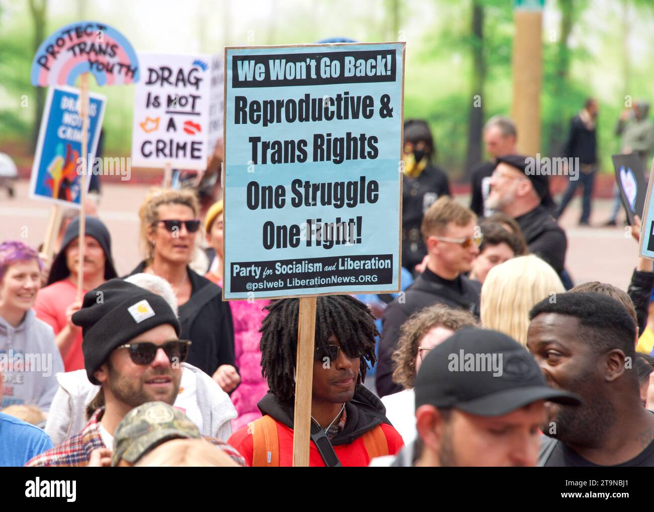 San Francisco, KALIFORNIEN - 8. April 2023: Teilnehmer des Drag Up Fight Back Protestes marschieren vom Civic Center zum Union Square. Halten Sie Schilder und Chanti Stockfoto