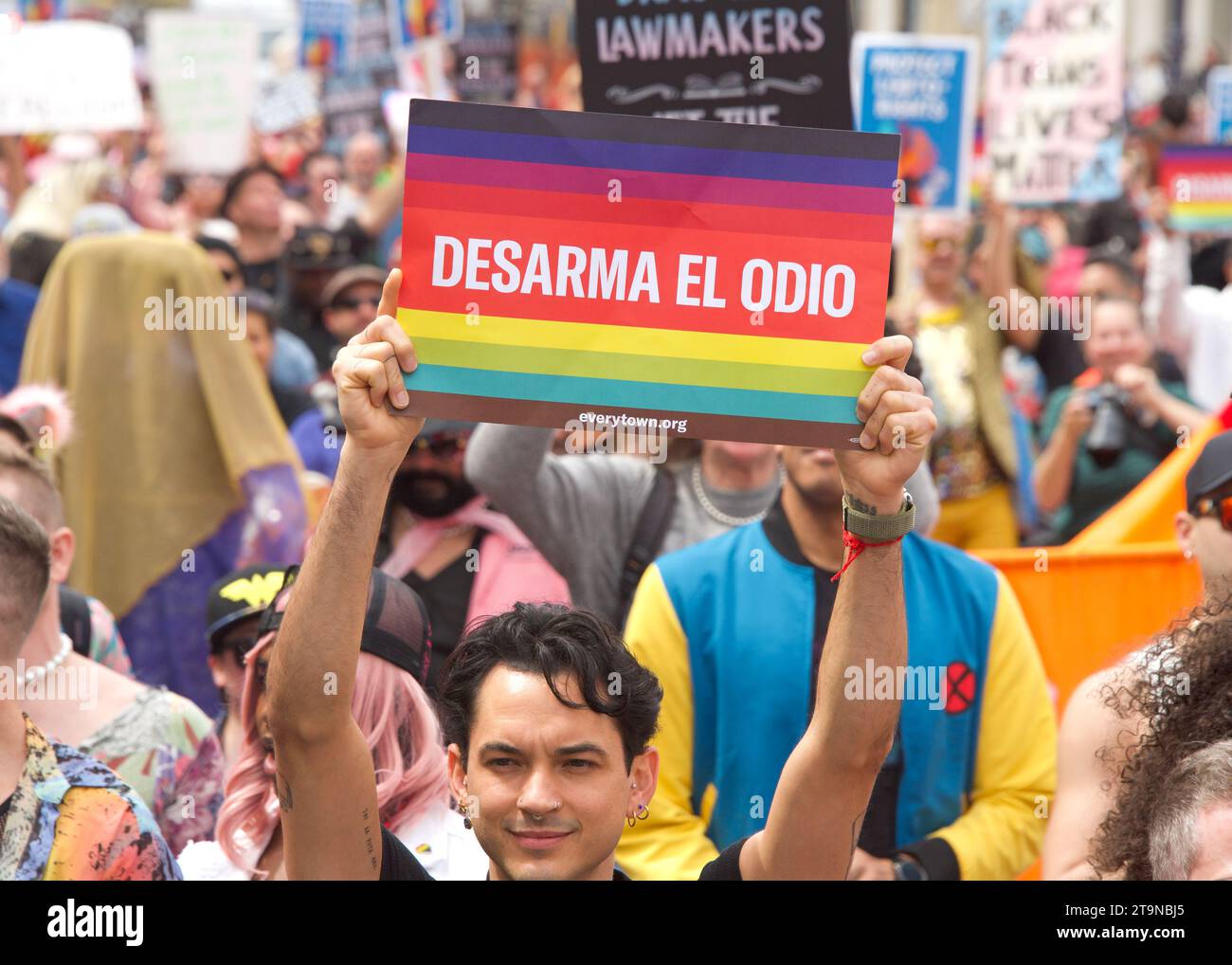San Francisco, KALIFORNIEN - 8. April 2023: Teilnehmer des Drag Up Fight Back Protestes marschieren vom Civic Center zum Union Square. Halten Sie ein Schild, UM HASS ZU ENTWAFFNEN Stockfoto