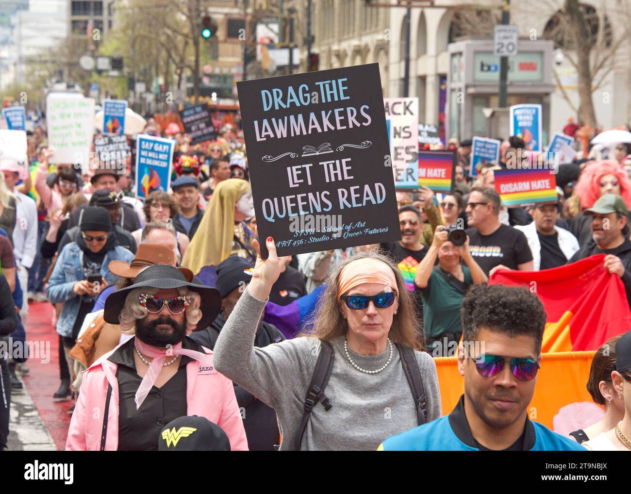 San Francisco, KALIFORNIEN - 8. April 2023: Teilnehmer des Drag Up Fight Back Protestes marschieren vom Civic Center zum Union Square. Halten Sie Schilder und Chanti Stockfoto