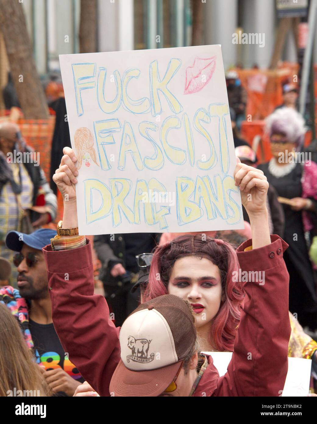 San Francisco, KALIFORNIEN - 8. April 2023: Teilnehmer des Drag Up Fight Back Protestes marschieren vom Civic Center zum Union Square. Halten Sie Schilder und Chanti Stockfoto
