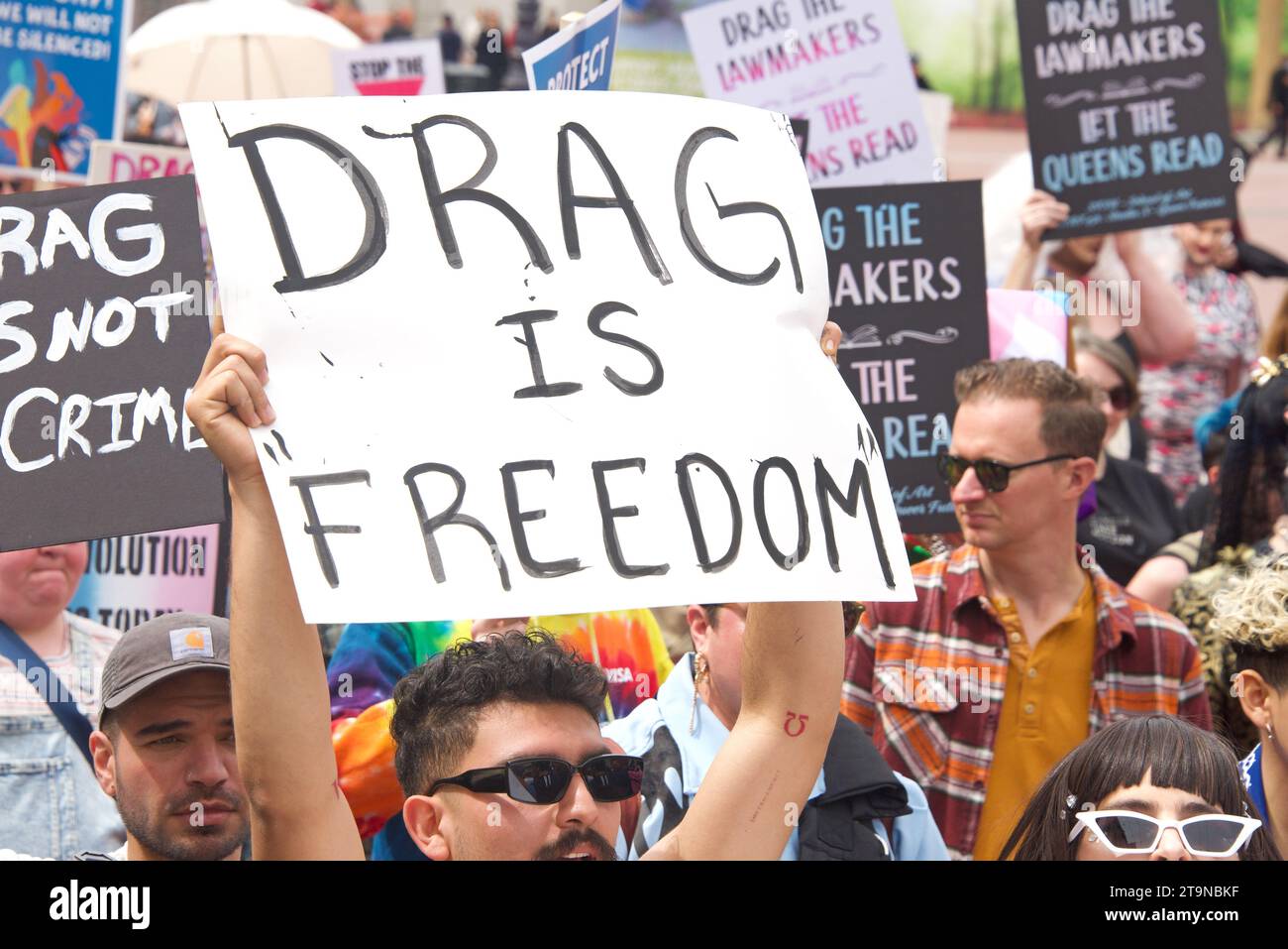San Francisco, KALIFORNIEN - 8. April 2023: Teilnehmer des Drag Up Fight Back Protestes marschieren vom Civic Center zum Union Square. Halten Sie Schilder und Chanti Stockfoto