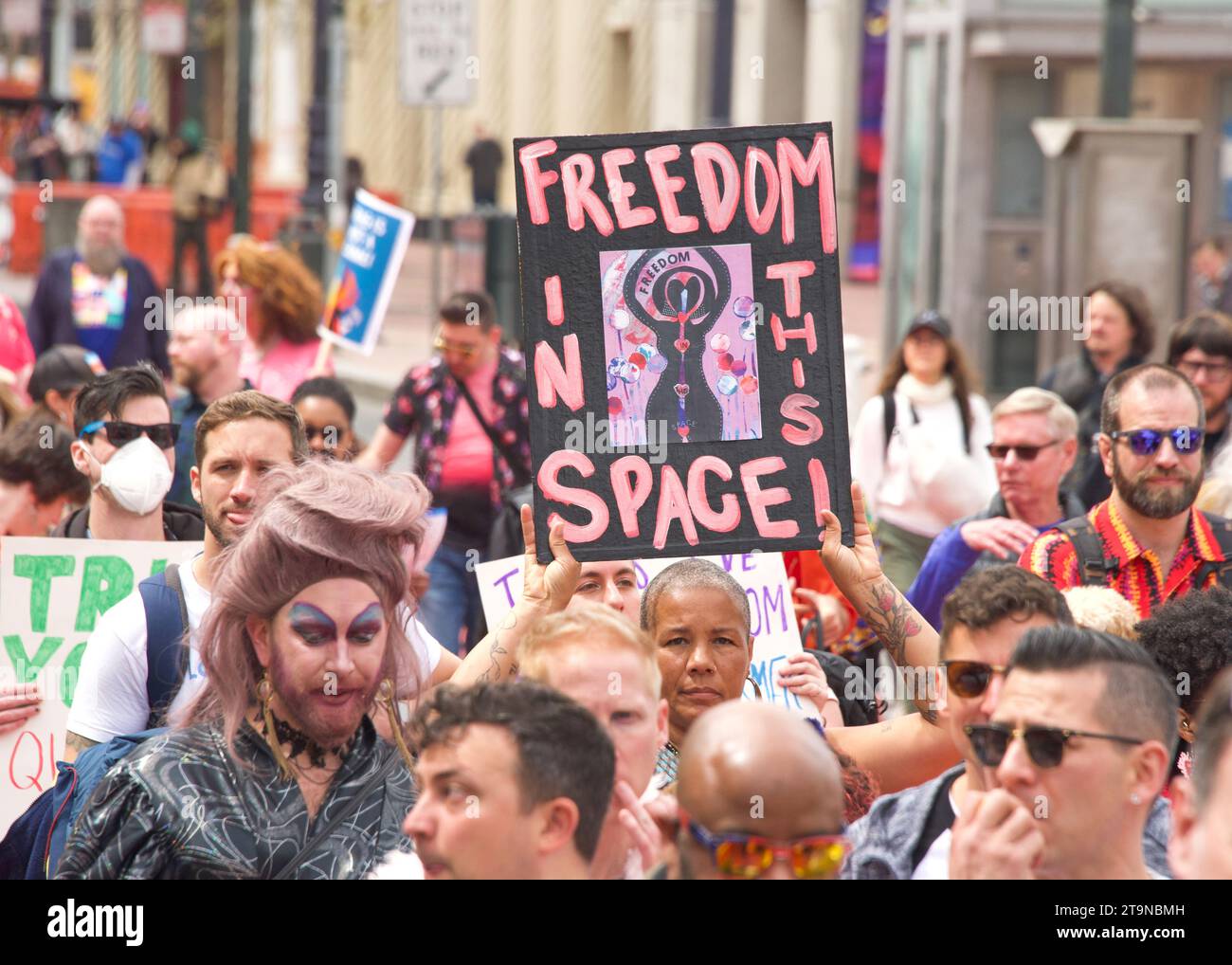 San Francisco, KALIFORNIEN - 8. April 2023: Teilnehmer des Drag Up Fight Back Protestes marschieren vom Civic Center zum Union Square. Halten Sie Schilder und Chanti Stockfoto