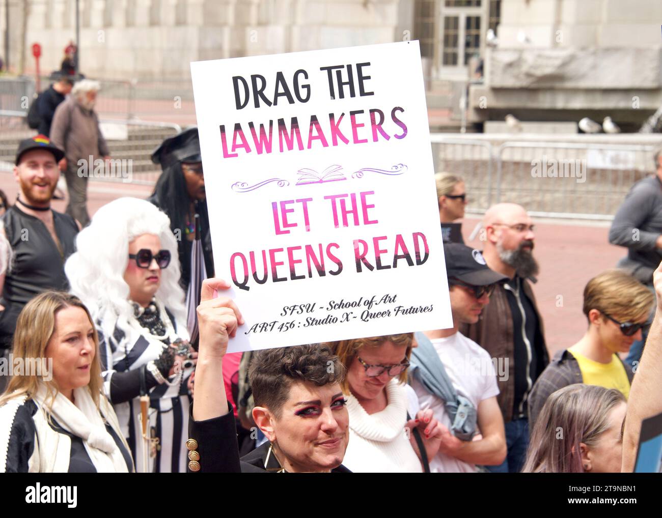San Francisco, KALIFORNIEN - 8. April 2023: Teilnehmer des Drag Up Fight Back Protestes marschieren vom Civic Center zum Union Square. Halten Sie Schilder und Chanti Stockfoto