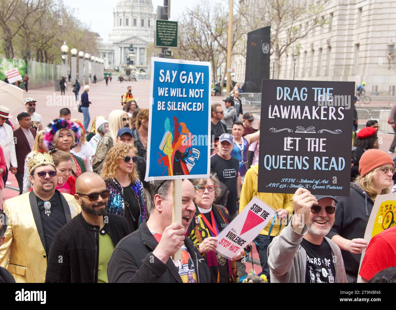 San Francisco, KALIFORNIEN - 8. April 2023: Teilnehmer des Drag Up Fight Back Protestes marschieren vom Civic Center zum Union Square. Halten Sie Schilder und Chanti Stockfoto