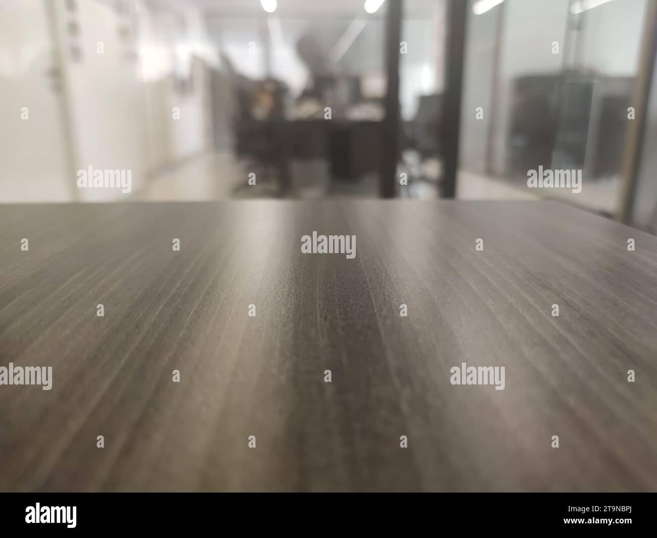 Braune Holzplatte mit Business Office im Hintergrund Stockfoto