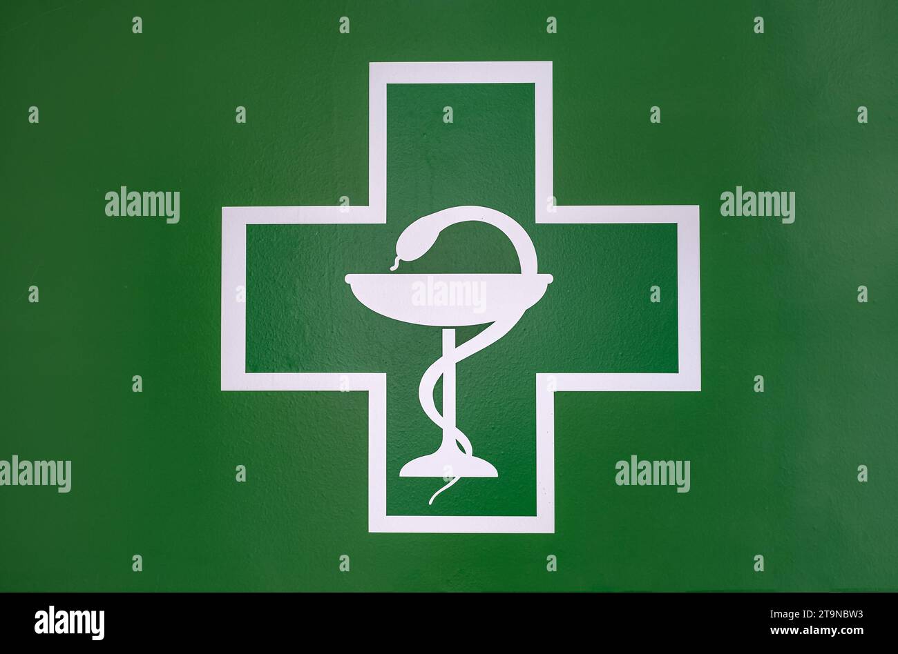 Medizinisches Kreuz mit der Schüssel Hygeia. Modernes Emblem für Gesundheitswesen, Medizin und Pharmazie. Apothekensymbol mit Schlange und Schüssel Stockfoto