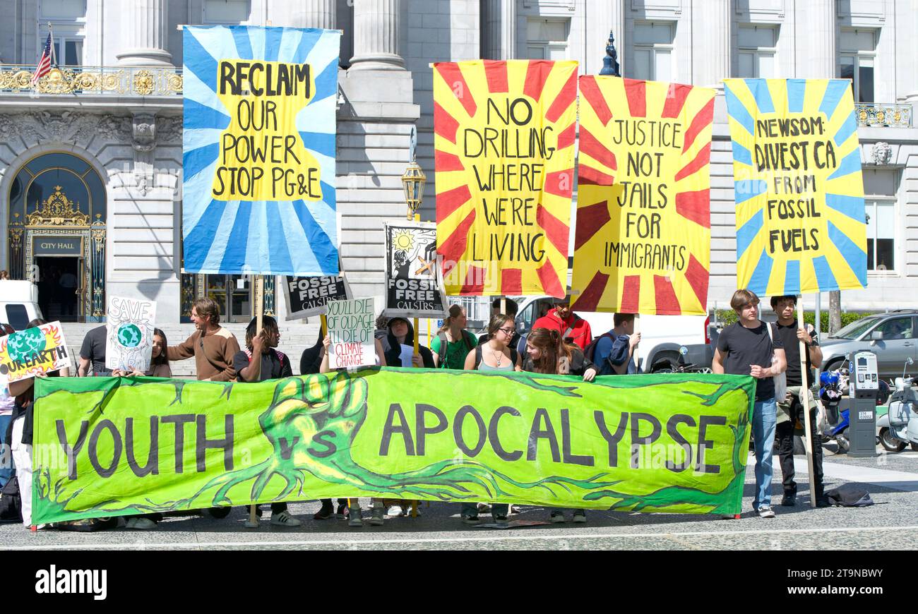 San Francisco, KALIFORNIEN - 21. April 2023: Unbekannte Teilnehmer von Youth vs Apocalypse Climate protestierten vor dem Rathaus. Stockfoto