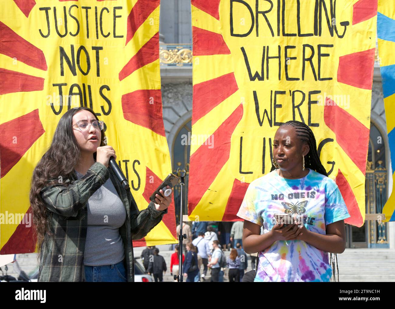 San Francisco, KALIFORNIEN - 21. April 2023: Nicht identifizierte Teilnehmer von Youth vs Apocalypse Climate protestierten vor dem Rathaus. Stockfoto