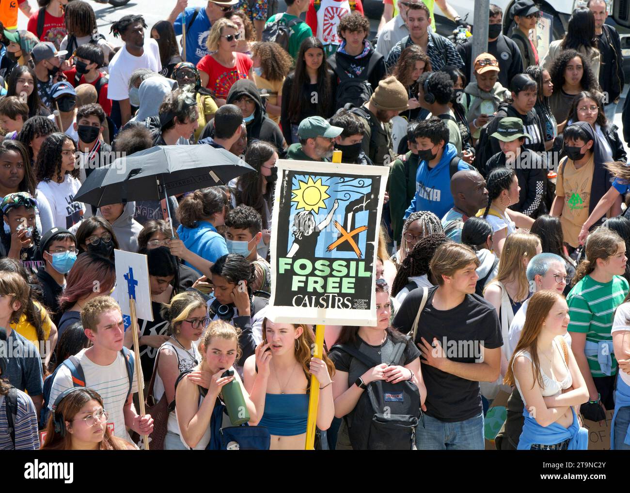 San Francisco, KALIFORNIEN - 21. April 2023: Unbekannte Teilnehmer von Youth vs Apocalypse Climate Protest vor dem Superior Courthouse. Stockfoto