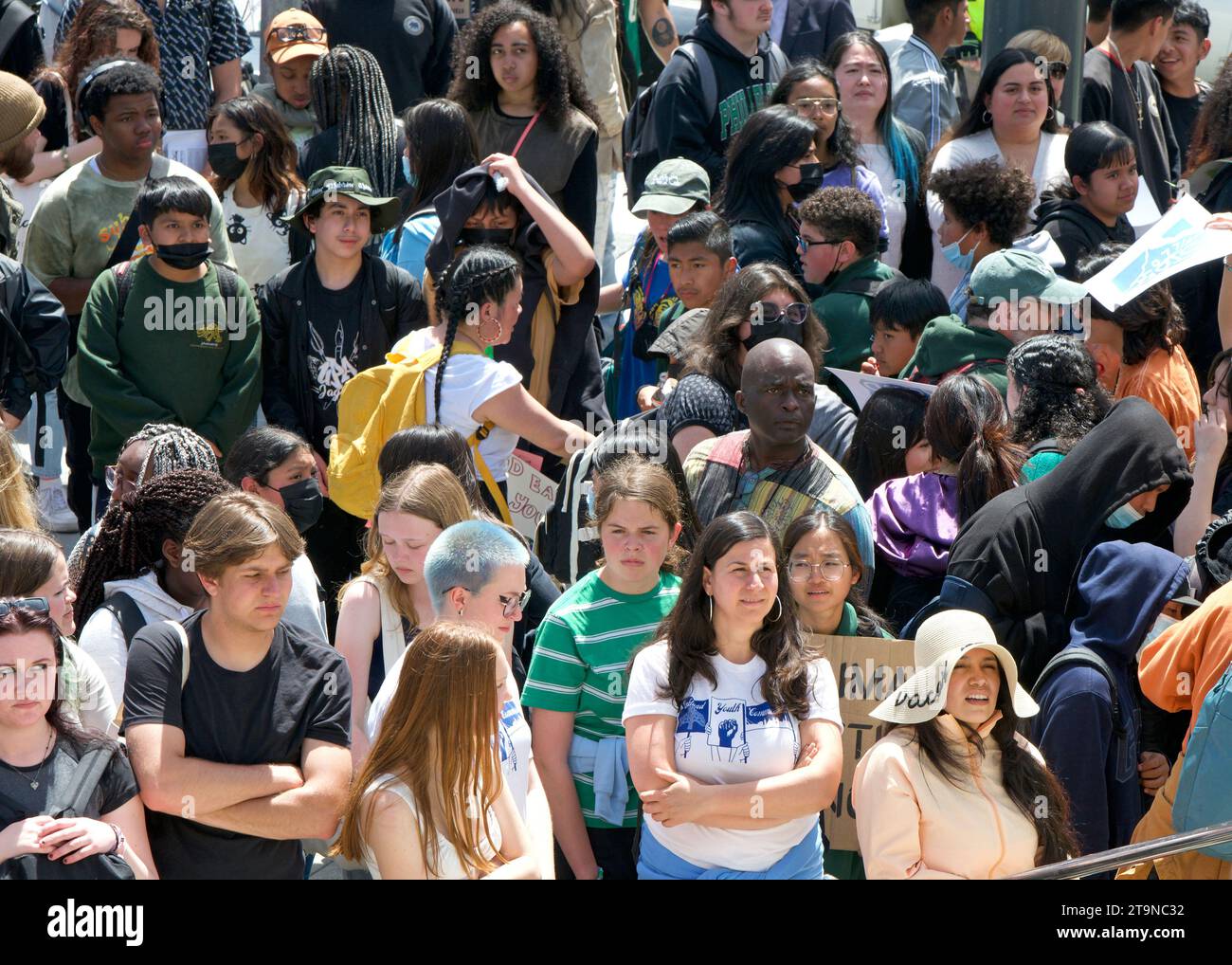San Francisco, KALIFORNIEN - 21. April 2023: Unbekannte Teilnehmer von Youth vs Apocalypse Climate Protest vor dem Superior Courthouse. Stockfoto