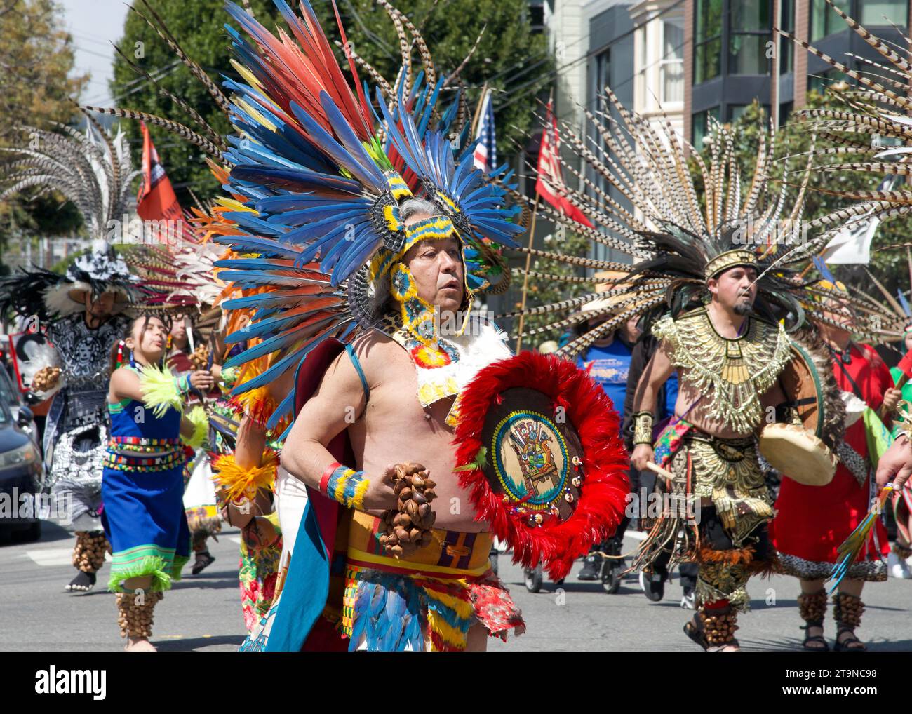 San Francisco, KALIFORNIEN - 29. April 2023: Unidentifizierte Teilnehmer an der jährlichen Cesar Chavez Parade fahren vom Delores Park durch den Mission District. Stockfoto