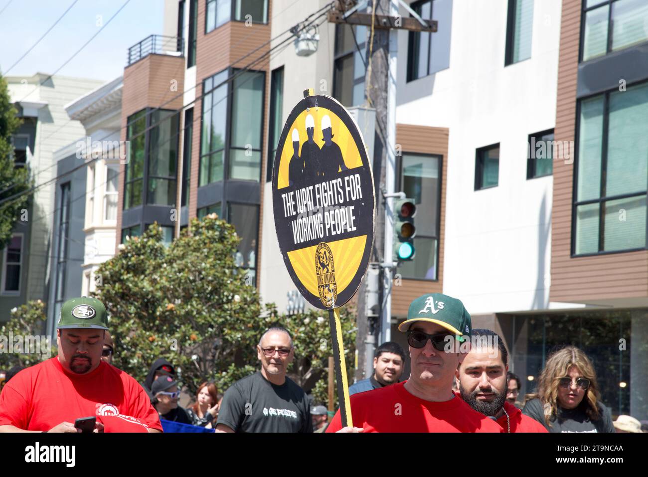 San Francisco, KALIFORNIEN - 29. April 2023: Unidentifizierte Teilnehmer an der jährlichen Cesar Chavez Parade fahren vom Delores Park durch den Mission District. Stockfoto