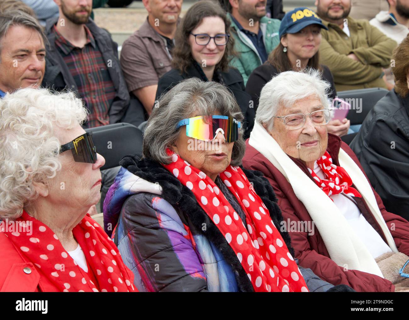 Richmond, KALIFORNIEN - 25. Mai 2023: Marian Sousa, Ernestine Wean, Jeanne Gibson. Ein paar der ursprünglichen "Rosie the Riveters" warten darauf, Gouverneur Newsom zu treffen Stockfoto