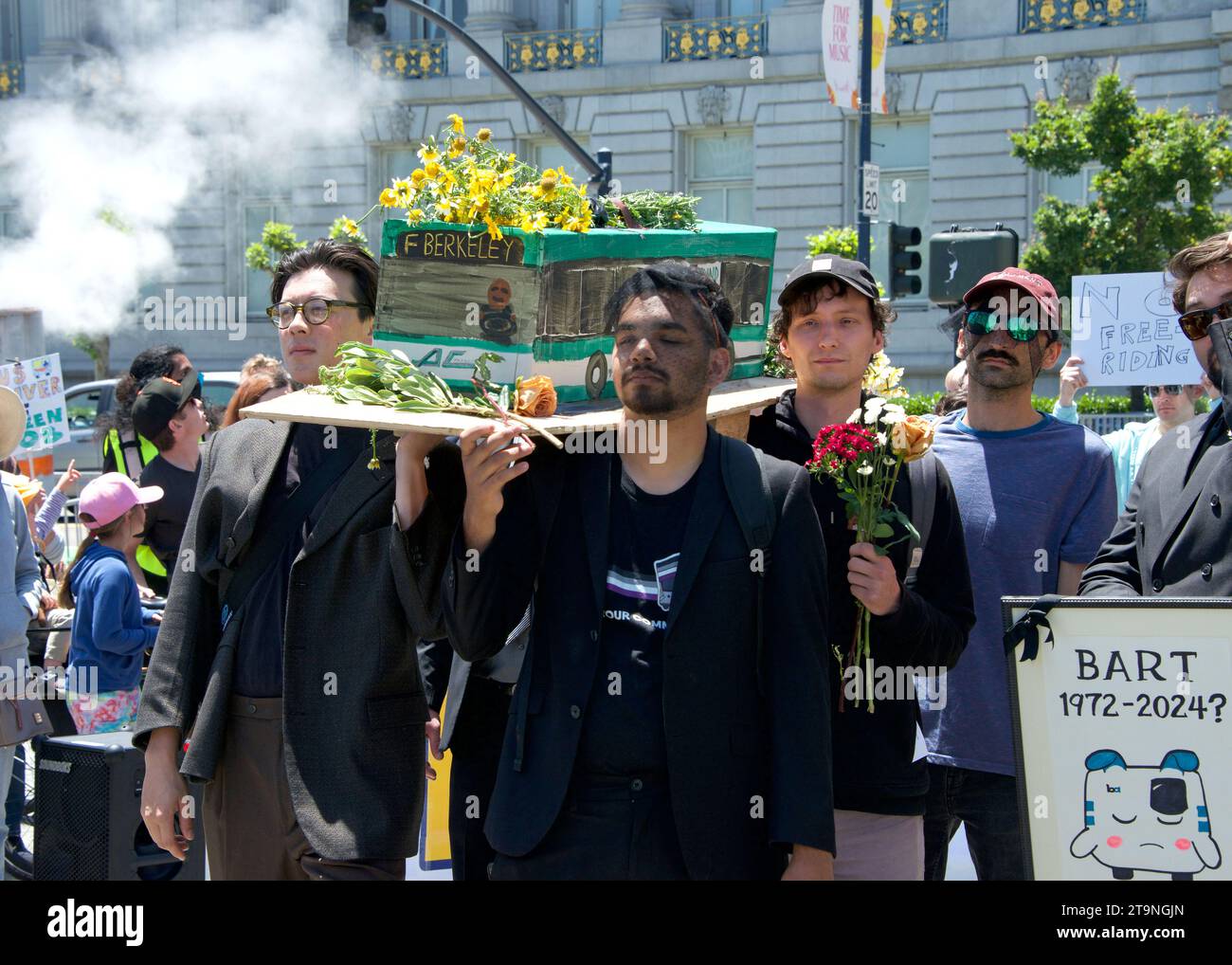 San Francisco, KALIFORNIEN - 3. Juni 2023: Demonstranten marschieren zu einer Beerdigung für öffentliche Verkehrsmittel, die zum Rathaus marschieren. Stockfoto