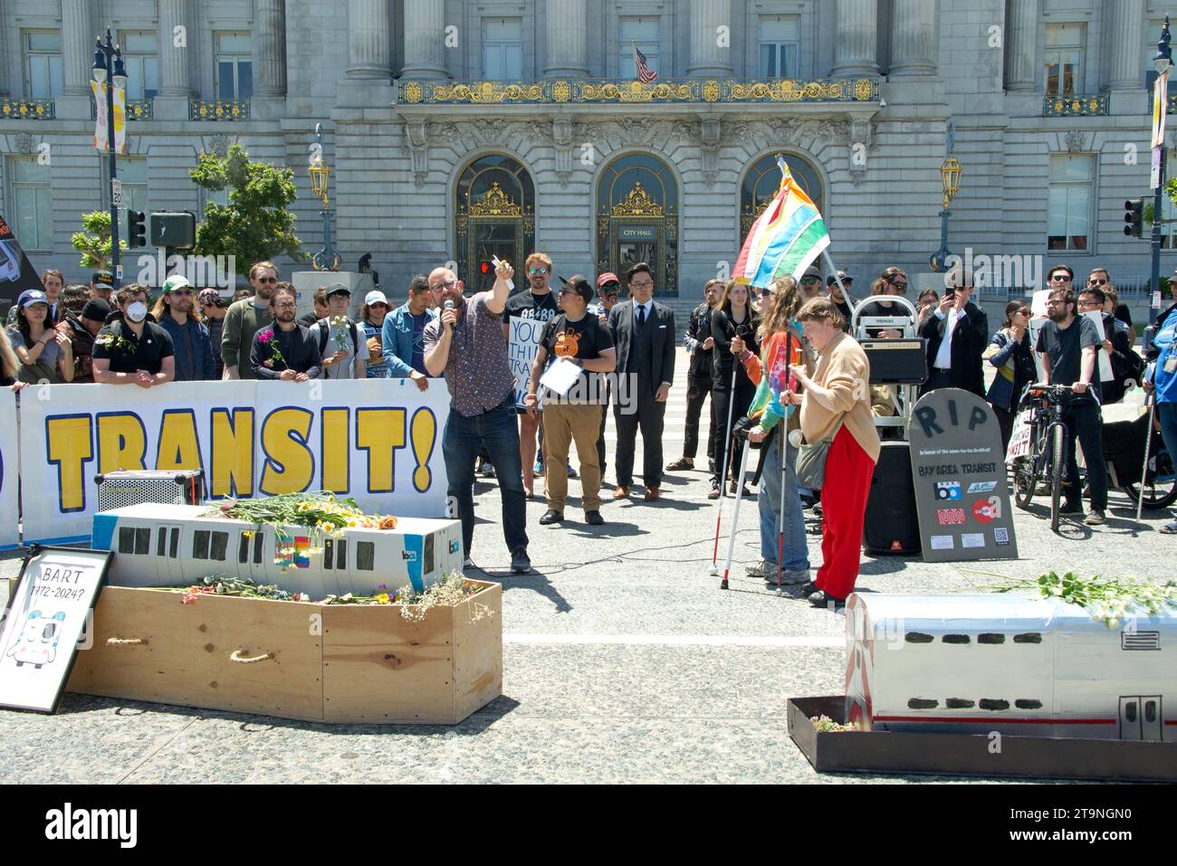 San Francisco, KALIFORNIEN - 3. Juni 2023: Vorgesetzter Rafael Mandelman spricht bei einer Beerdigung für Proteste im öffentlichen Nahverkehr vor dem Rathaus. Stockfoto
