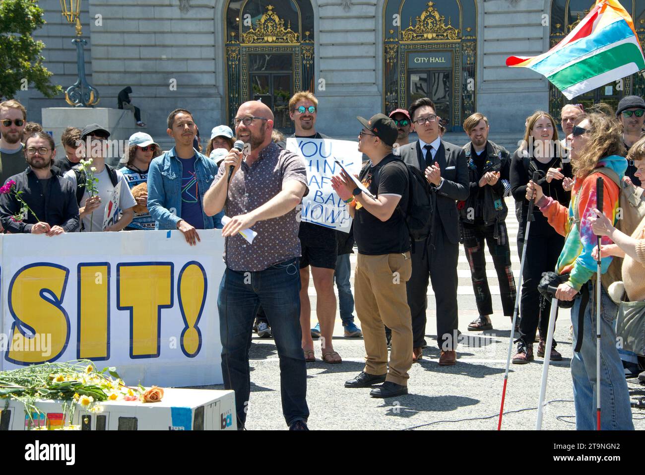 San Francisco, KALIFORNIEN - 3. Juni 2023: Vorgesetzter Rafael Mandelman spricht bei einer Beerdigung für Proteste im öffentlichen Nahverkehr vor dem Rathaus. Stockfoto