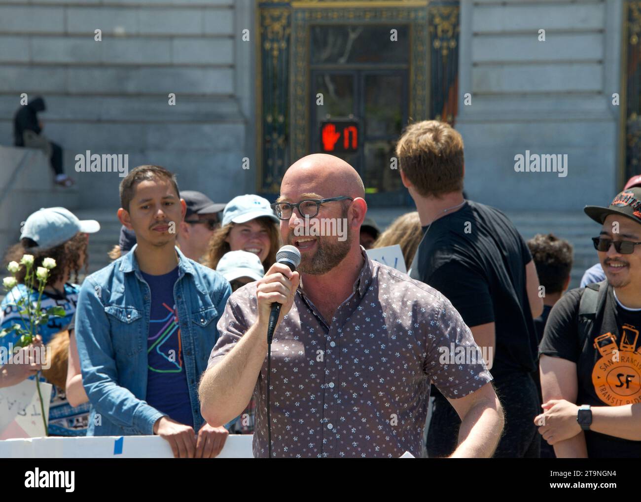 San Francisco, KALIFORNIEN - 3. Juni 2023: Vorgesetzter Rafael Mandelman spricht bei einer Beerdigung für Proteste im öffentlichen Nahverkehr vor dem Rathaus. Stockfoto
