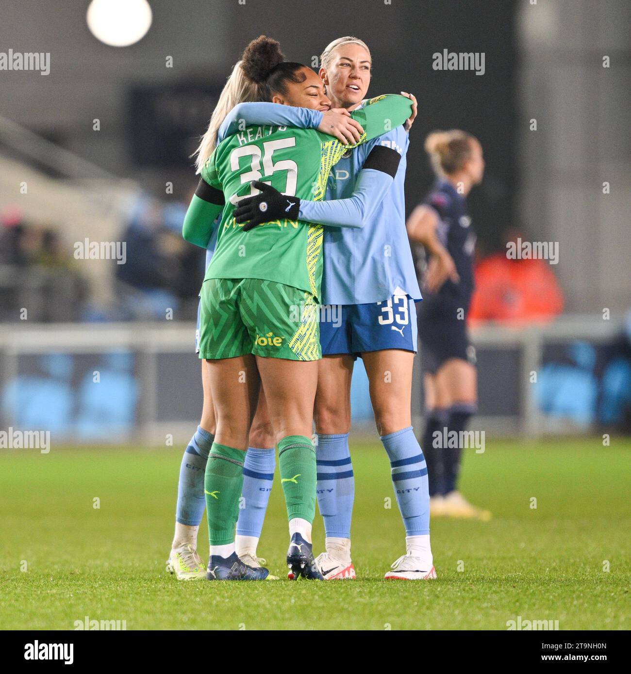 Khiara Keating #35 von Manchester City Women und Alanna Kennedy #33 von Manchester City Women feiert City’s sechstes Tor beim FA Women's Super League Match Manchester City Women gegen Tottenham Hotspur’s Women im Joie Stadium, Manchester, Großbritannien, 26. November 2023 (Foto: Cody Froggatt/News Images) Stockfoto