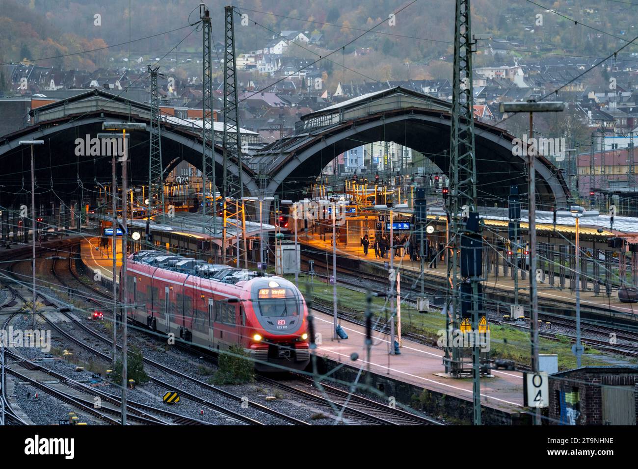 Der Hauptbahnhof Hagen, Bahnhofshallen, Gleise, Bahnsteige, Regionalzüge, NRW, Deutschland, Stockfoto