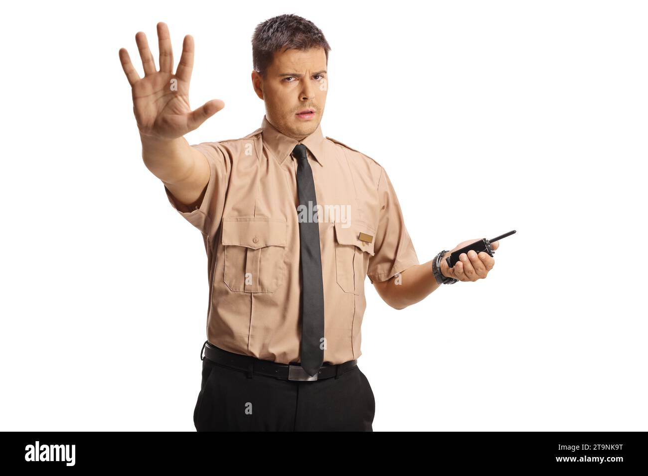 Ein wütender Sicherheitsbeamter hält ein Walkie-Talkie und ein Gestrick-Stop isoliert auf weißem Hintergrund Stockfoto