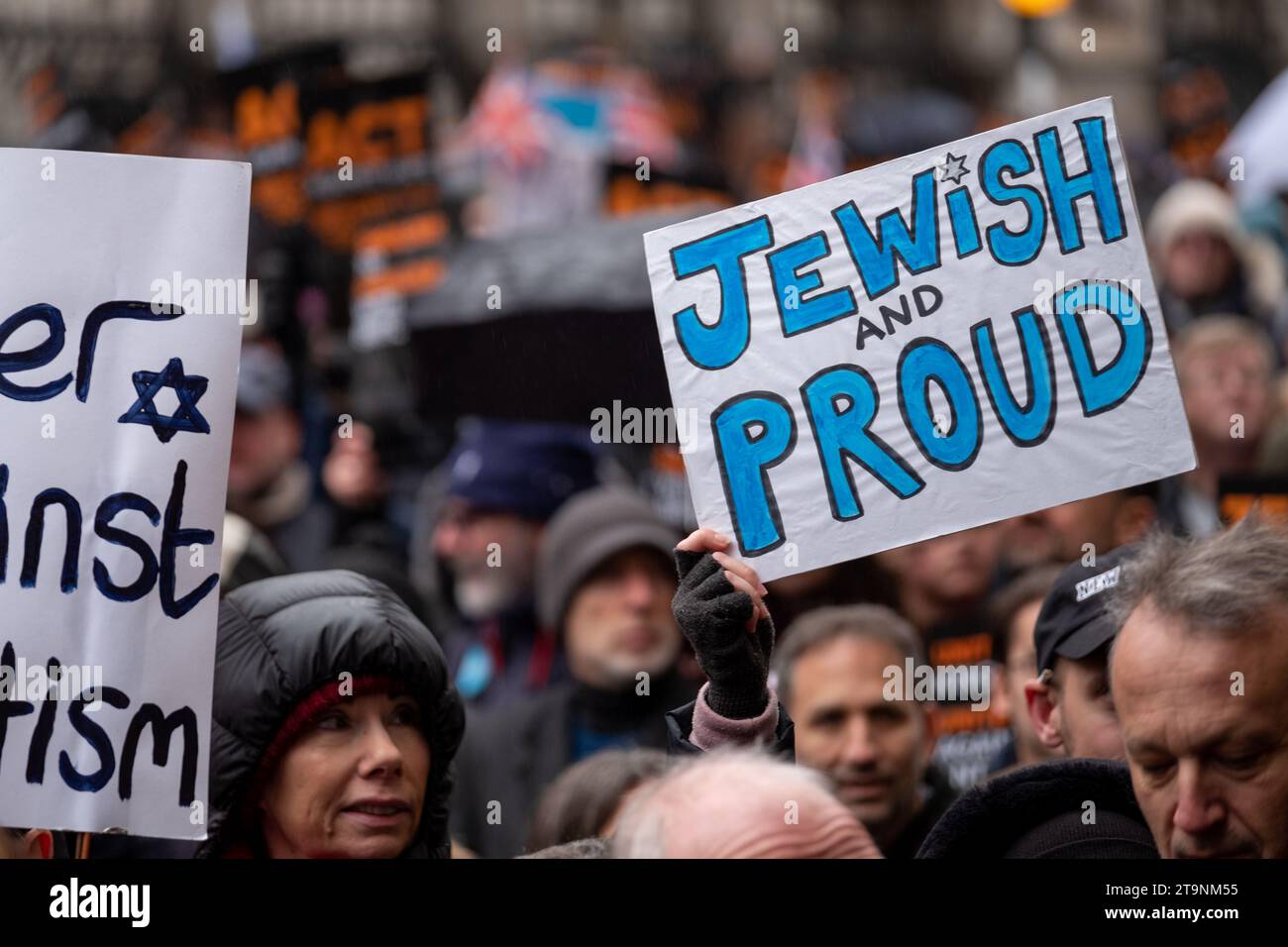 Menschenmassen mit einem Banner mit der Aufschrift "jüdisch und stolz" auf dem Marsch gegen den Antisemitismus, der während des israelischen Gaza-Konflikts im Zentrum Londons stattfand. Stockfoto