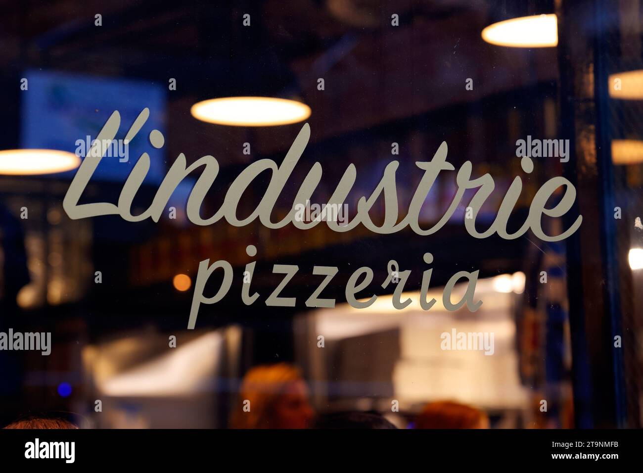 Fensterschilder für L'Industrie Pizzeria, 104 Christopher St, New York, NYC in Manhattan's Greenwich Village. Stockfoto
