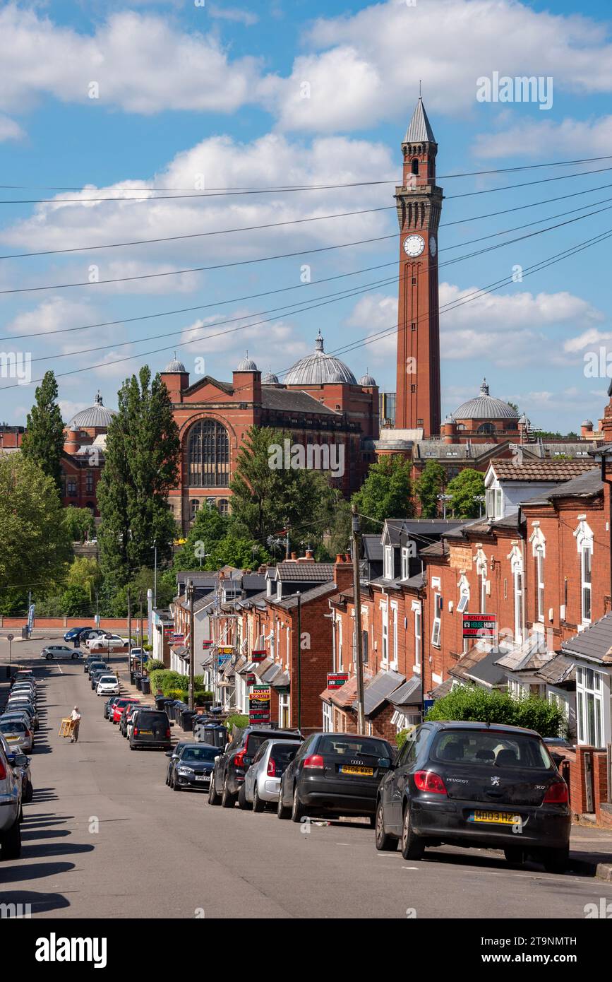 Studentenwohnheim in Selly Oak, Birmingham, Großbritannien, mit Gebäuden der University of Birmingham im Hintergrund Stockfoto