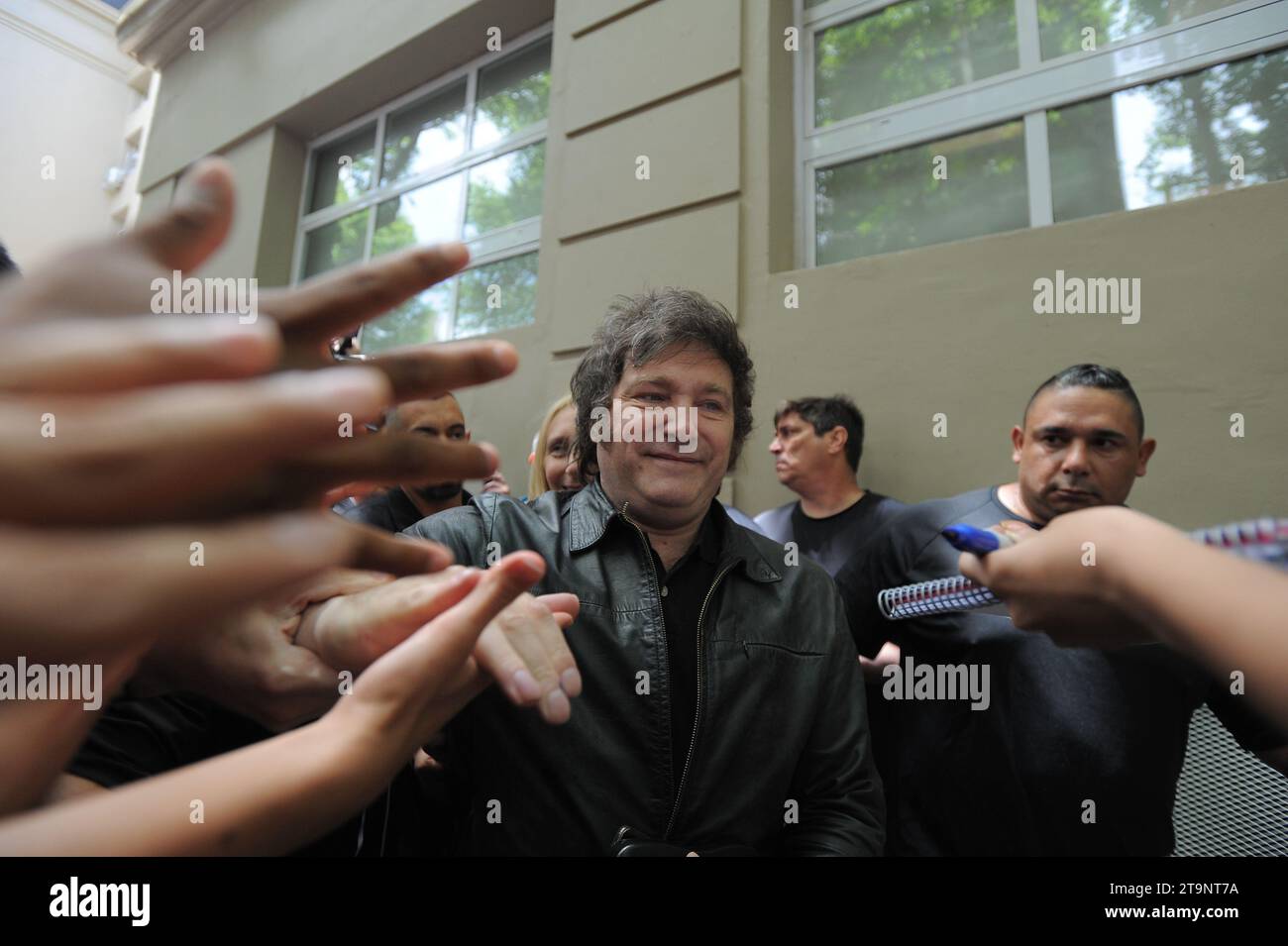 Buenos Aires, Argentinien. november 2023. Der argentinische Präsidentschaftskandidat Javier Milei kommt zur Abstimmung. Stockfoto