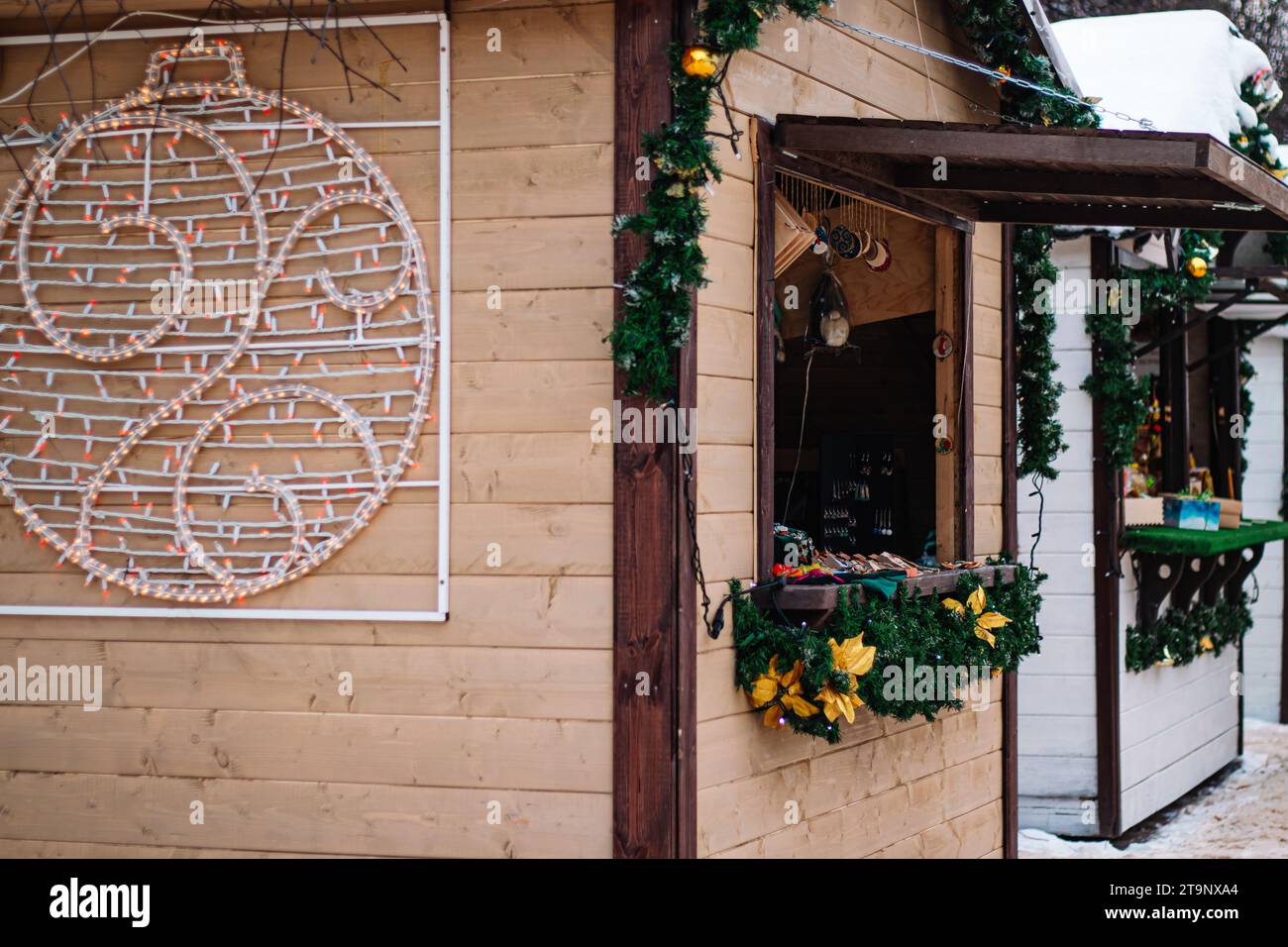 Weihnachtsmarkt. Holzhäuser zum Verkauf von Weihnachtsschmuck und Spielzeug. Winterferien. Stockfoto