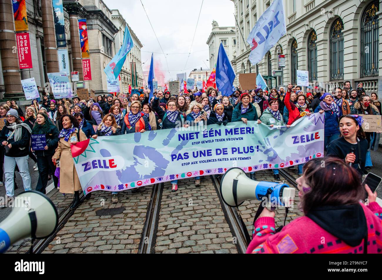 Während der Demonstration werden Demonstranten beobachtet, die ein Banner gegen Gewalt gegen Frauen halten. Anlässlich des Internationalen Tages gegen Gewalt gegen Frauen fand auf Initiative von "Mirabal Belgium" (einer Gruppe mehrerer zivilgesellschaftlicher Verbände) in der belgischen Hauptstadt eine neue nationale Demonstration zur Bekämpfung von Gewalt gegen Frauen statt. Tausende von Menschen marschierten an diesem Tag, um ein deutliches Signal für die Beseitigung der Gewalt gegen Frauen zu setzen und die Zivilgesellschaft (Verbände und Bürger) dazu aufzurufen, ihre Ablehnung der "Machismo"-Gewalt zum Ausdruck zu bringen. Stockfoto