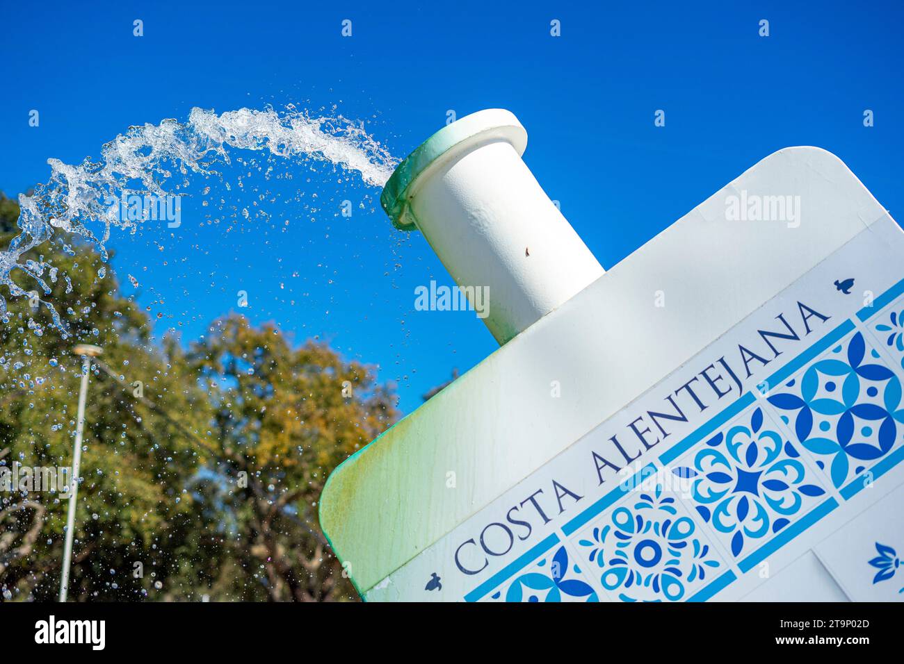 Wasserbrunnen mit Darstellung der Flasche Gin aus dem Freizeitpark Schwarzes Schwein in Santiago do Cacém. Stockfoto