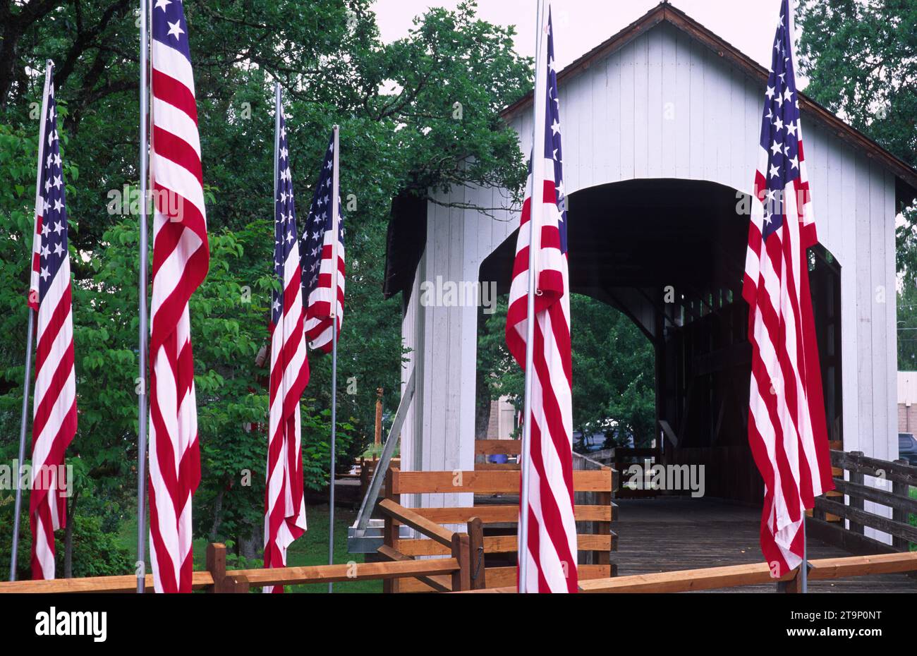 Antelope Covered Bridge mit amerikanischen Flaggen, Eagle Point, Oregon Stockfoto