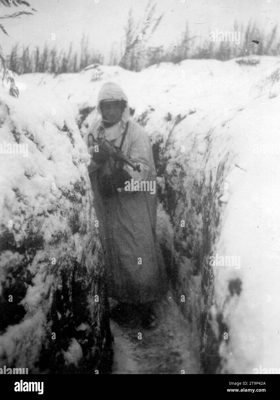 2. Weltkrieg Schwarzweißfoto deutscher Soldat in Schnee Camo an der russischen Front während des Winters 1941/42 Stockfoto