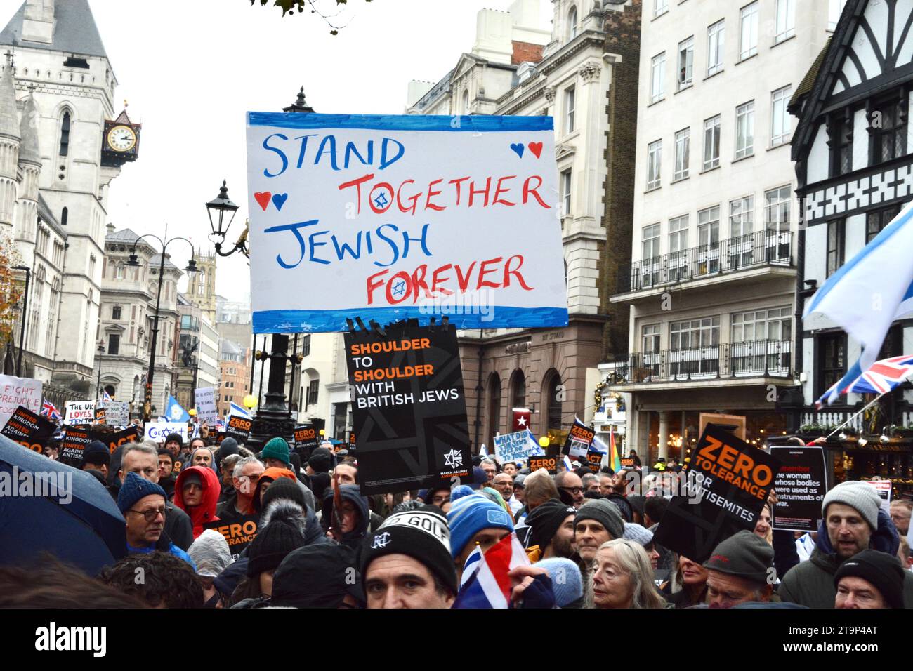 Der marsch gegen den Antisemitismus beginnt am 26. November 2023 an den Royal Courts of Justice in London Stockfoto