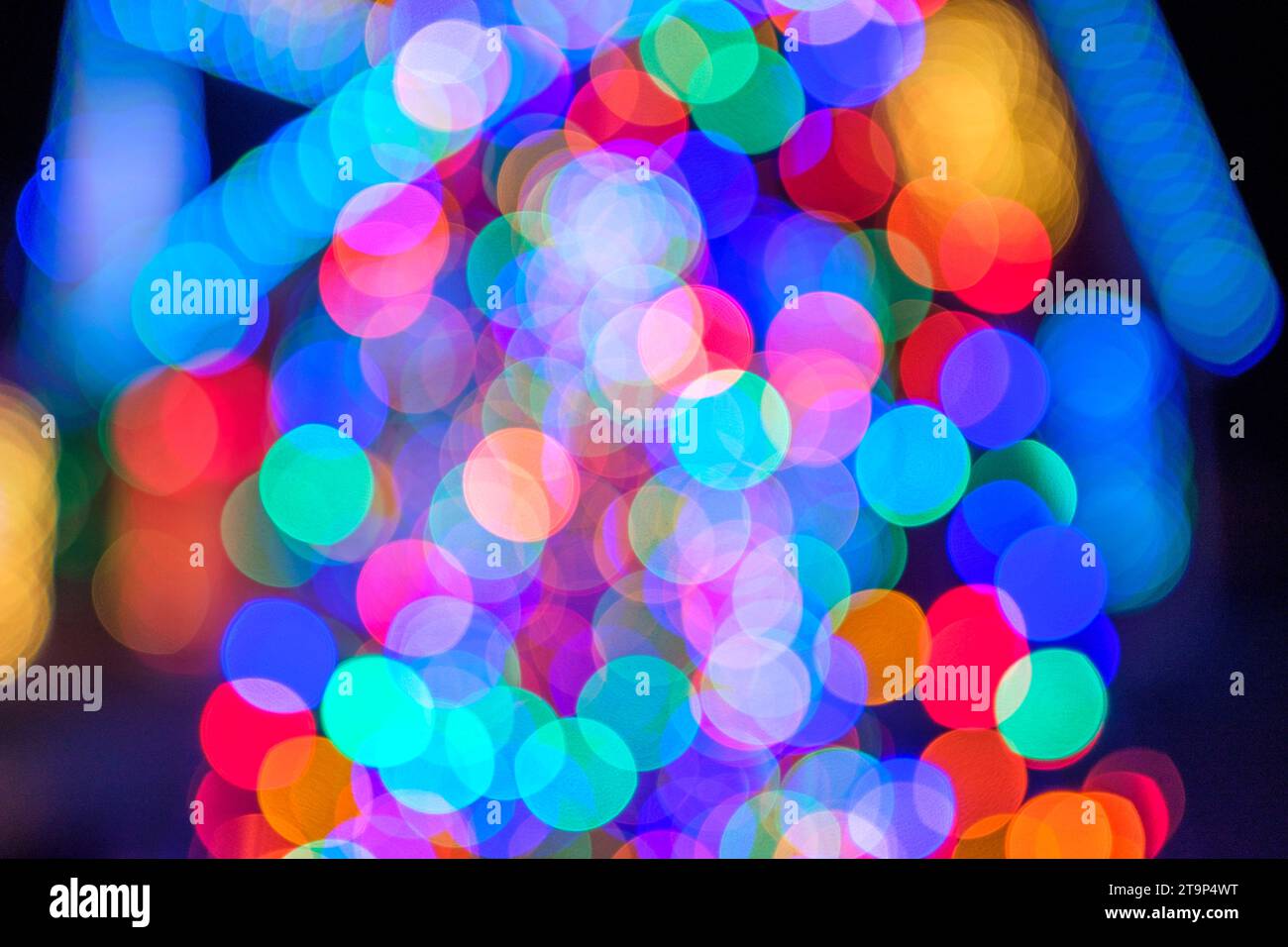 Weihnachten, Weihnachten, außer Fokus weihnachtlicher Hintergrund, Weihnachtsbaum, Weihnachtsdekoration, verschwommene Weihnachtslichter, Weihnachtslichter Bokeh Stockfoto