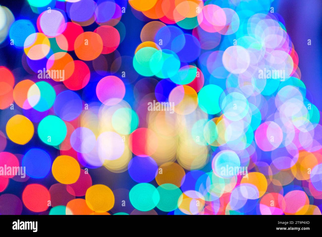Weihnachten, Weihnachten, außer Fokus weihnachtlicher Hintergrund, Weihnachtsbaum, Weihnachtsdekoration, verschwommene Weihnachtslichter, Weihnachtslichter Bokeh Stockfoto