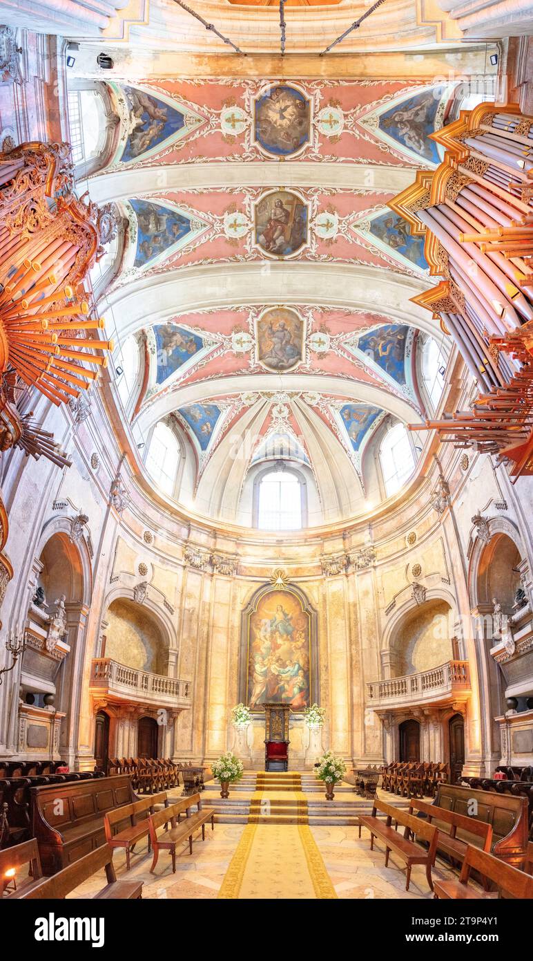 Detail des seitlichen Altars und eines Teils der Kuppel, der Decke und der musikalischen Orgeln in der Kathedrale von Lissabon. Lisboa-estremadura-portugal, 11-11-2023 Stockfoto