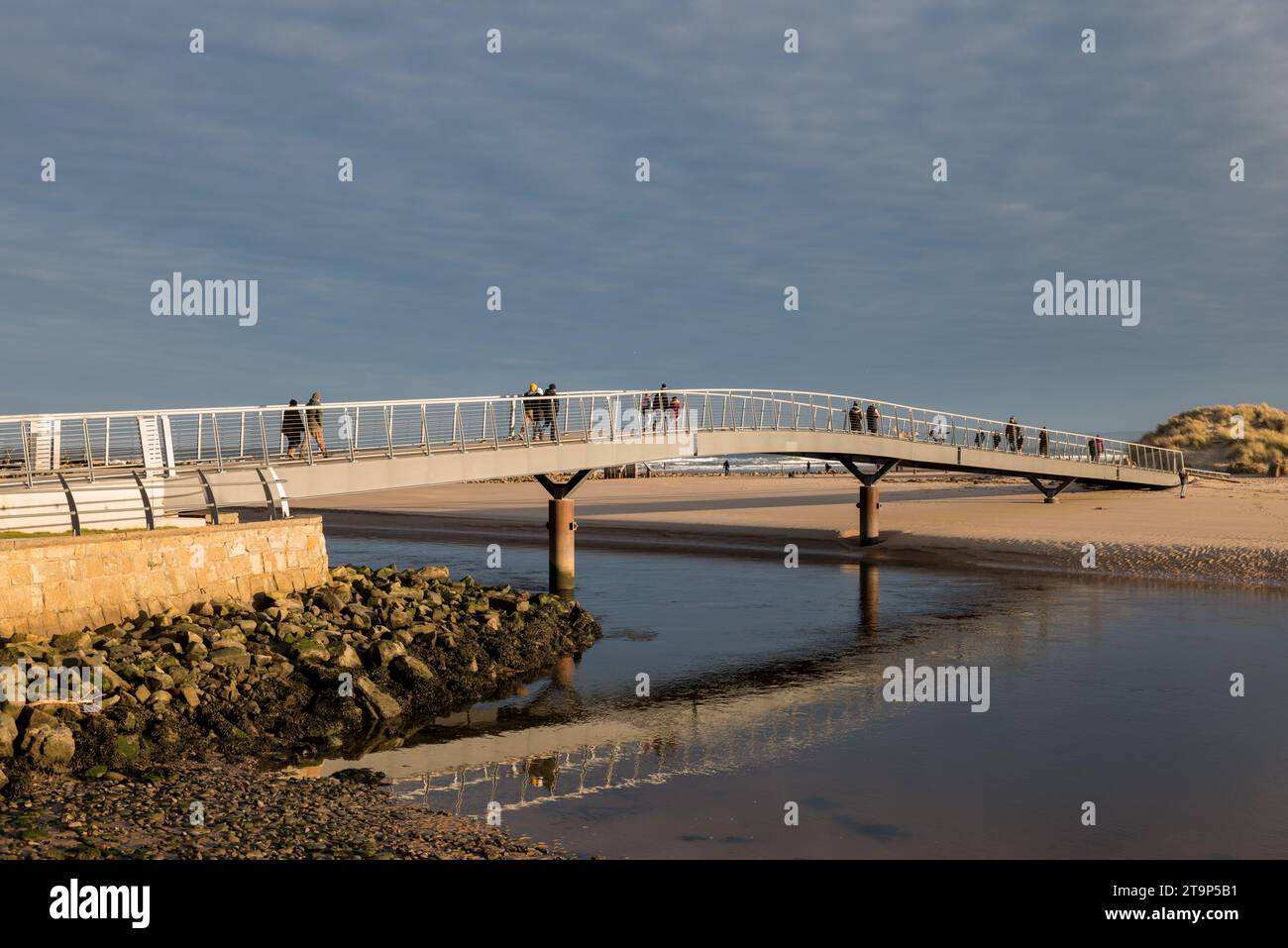 26. November 2023. Lossiemouth, Moray, Schottland. Das sind Leute, die über die Lossie Bridge in Lossiemouth laufen, um zum East Beach zu gelangen. Stockfoto