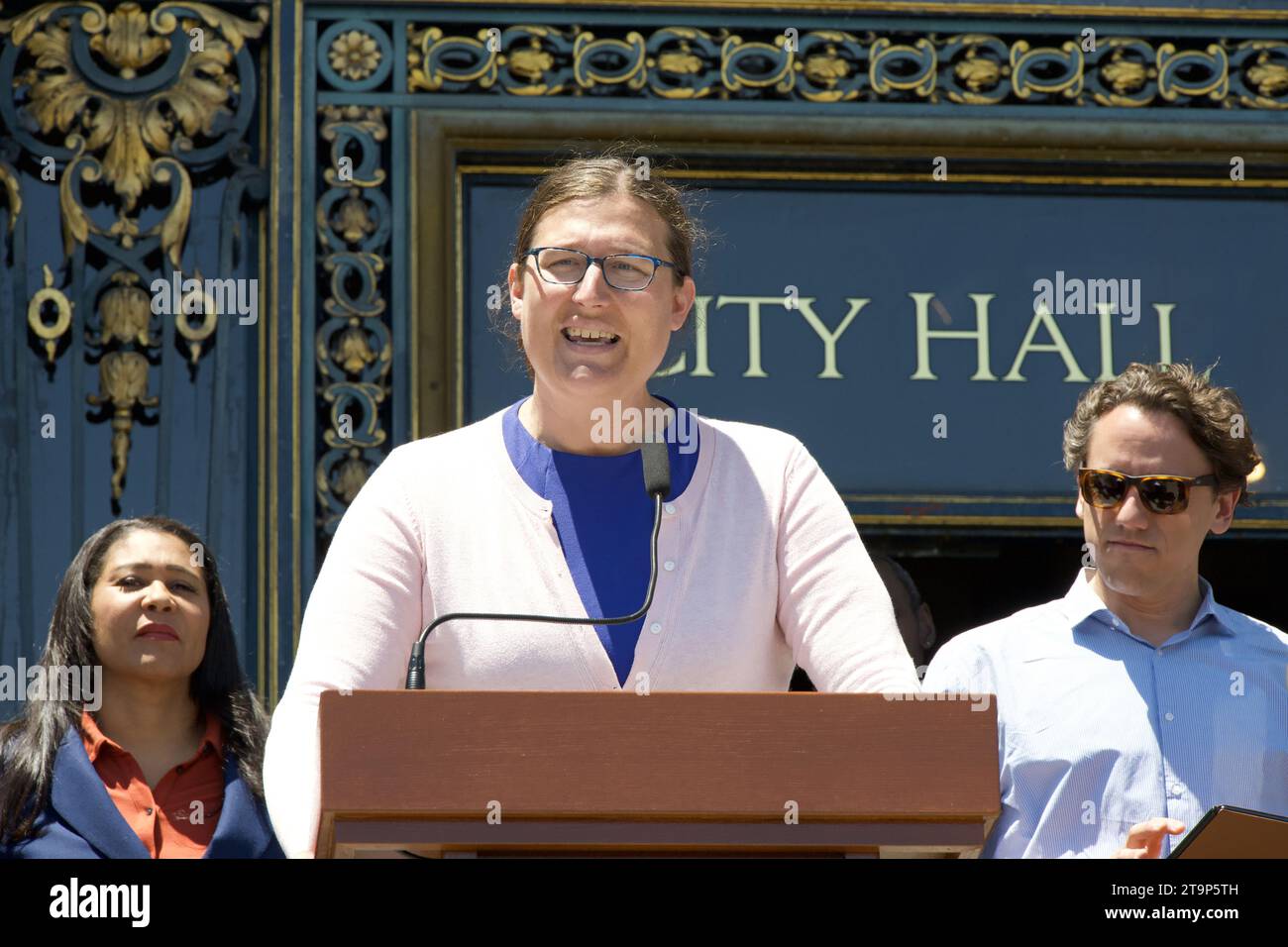 San Francisco, KALIFORNIEN - 29. Juni 2023: Jane Natoli, YIMBY-Direktorin, sprach auf einer Pressekonferenz über die Stufen des Rathauses vor dem Planungskommis Stockfoto