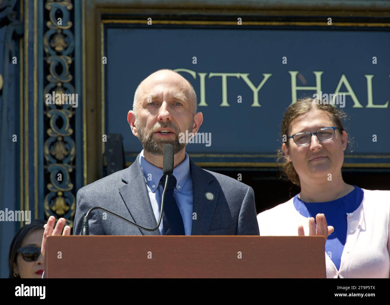 San Francisco, KALIFORNIEN - 29. Juni 2023: Supervisor Joel Engardio, der auf einer Pressekonferenz über die Stufen des Rathauses vor dem Planungskommissar sprach Stockfoto